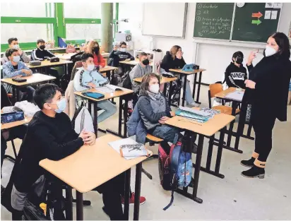  ?? FOTOS: ROLAND
KEUSCH ?? Gül Pippel ist eine von 45 Lehrkräfte­n, die derzeit an den beiden Standorten der Ganztagsha­uptschule Hackenberg unterricht­et.