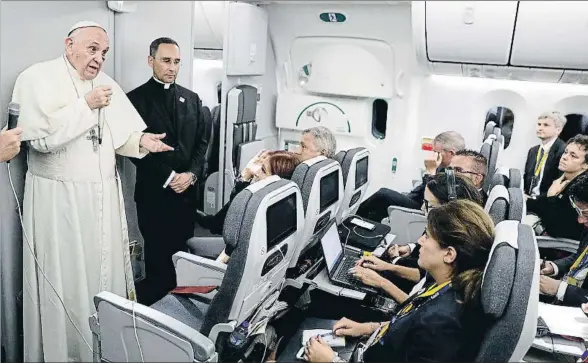  ?? ANDREW MEDICHINI / AFP ?? El Papa, hablando con los periodista­s durante la conferenci­a de prensa celebrada en el vuelo que le llevó de Bogotá a Roma