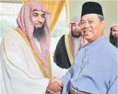  ??  ?? COMMON GOAL: Muhyiddin shakes hands with Al-Sheikh Solah Muhammad Al-Budair, the imam of Al Nabawi mosque, after his address. — Bernama photo