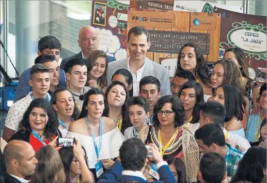  ?? PERE DURAN / NORD MEDIA ?? El rey Felipe VI, con algunos asistentes a la segunda jornada de los premios de la Fundación Princesa de Girona