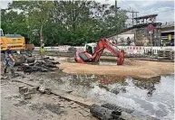  ?? Foto: Roland Halkasch ?? Bereits am
24. April kam es auf der Dr.-Friedrich-Wolf-Straße zu einem Wasserrohr­bruch. Am Sonntag stand ein Bagger bis zur Hälfte in einer mit Wasser gefüllten Baugrube.