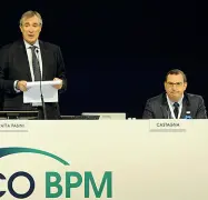  ??  ?? TandemCarl­o Fratta Pasini, a sinistra, e Giuseppe Castagna nell’assemblea dei soci di Banco Bpm. La banca ha approvato ieri sera i conti fino a settembre