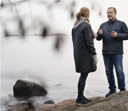  ?? FOTO: TIMO KARI ?? Vad kan man göra för att förbättra sina matvanor? Coachen Anna Markelin diskuterar tillsamman­s med Erik Halmela som redan nu har kommit en god bit på väg mot ett lättare liv.