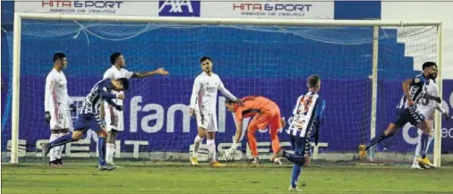  ??  ?? Momento en el que Solbes marca en el segundo palo el gol del empate, que dio pie a la prórroga en la que el Alcoyano eliminó al Madrid.