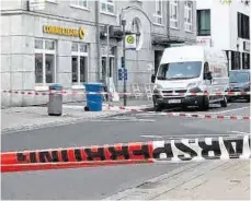  ?? FOTO: LUDGER MÖLLERS ?? Nach der Sprengung hatte die Polizei die Bahnhofstr­aße am Freitag für einige Zeit gesperrt.