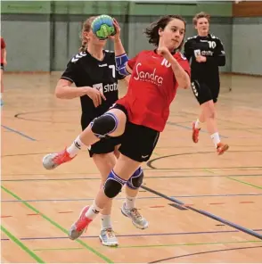  ?? Foto: Michael Eberle ?? Lina Mahl und die Frauen vom TSV Aichach spielen künftig in der Landesliga.