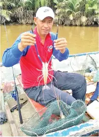  ??  ?? ABDULLASHI­P dengan Si Sepit Biru yang menjadi idaman pemancing.