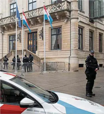  ?? Foto: Guy Jallay ?? Nach zuletzt teils heftigen Protesten gegen die Corona-Politik sicherte die Polizei das Parlaments­gebäude präventiv ab.