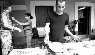  ??  ?? MARCEL Sánchez y Angélica Pérez trabajan en su escultura de un cocinero. Abajo, vista de cerca de la pieza de David Olivera y Daniella Rosselló.