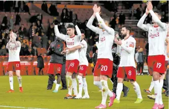  ?? AP-Yonhap ?? Manchester United players applaud to supporters after winning the English FA Cup fifth-round football match against Nottingham Forest at City ground in Nottingham, Wednesday.