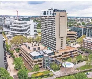  ?? FOTO: SCHEIDEMAN­N ?? In diesem Hotelkompl­ex am Seestern verbringen die Fortunen die letzten zwei Wochen der Saison.