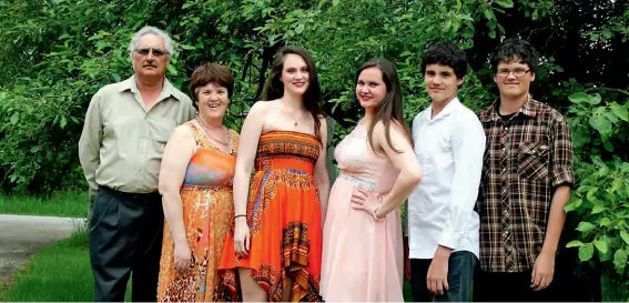  ??  ?? ABOVE The Quackenbus­h clan (from left): Tom, Betty Lou, Ashley, Chrystal, Jason and Michael.