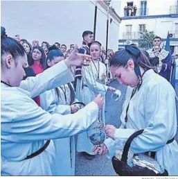  ?? MANUEL ARAGÓN PINA ?? Jóvenes en la comitiva de la cofradía de San Telmo.