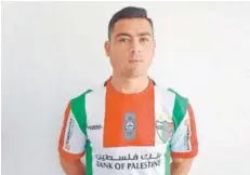  ??  ?? ► Diego Vallejos posa con su nueva camiseta.