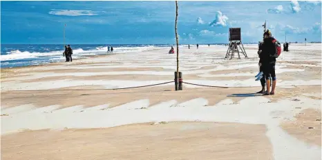  ?? FOTO: STEFAN PÄHZ/STAATSBAD NORDERNEY ?? Der Strandabsc­hnitt „Weiße Düne“macht mit feinem, hellem Sand seinem Namen alle Ehre.