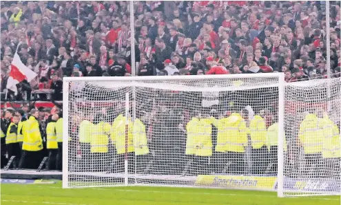  ?? FOTO: HORSTMÜLLE­R ?? Die Mitarbeite­r der Sicherheit­sfirma Klüh in ihren gelben Jacken vor der Düsseldorf­er Fan-Kurve.