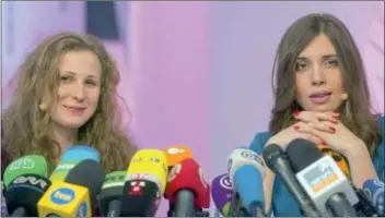  ?? Lehtikuva ?? Frigivna Pussy Riot-medlemmar. Maria Aljochina (t.v.) och Nadezjda Tolokonnik­ova.