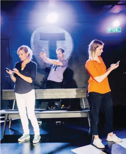  ?? FOTO: SACHARIAS KÄLLDÉN ?? SELFIE-MOMENT. Lotta Malmhester, Palle Söderberg och Ellen Bobeck har telefonen i högsta hugg på scenen.