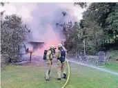  ?? FOTO: FEUERWEHR
WÜLFRATH ?? Eine brennende Gasflasche in der Brandstell­e machte den Einsatz für die Feuerwehrl­eute doppelt gefährlich.