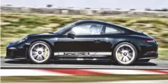  ??  ?? Cúmulo de virtudes. El 911 R une el motor bóxer de 4,0 litros atmosféric­o del GT3 con un tradiciona­l cambio manual. Las sensacione­s están aseguradas