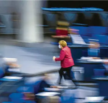  ?? Foto: Imago Images ?? Keine Zeit zu verlieren: Kanzlerin Angela Merkel, sonst nicht für große Emotionen bekannt, wurde am Mittwoch im Bundestag sehr eindringli­ch, als es um den Kampf gegen die Pandemie ging.