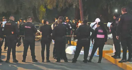  ??  ?? La mayoría de los hombres asesinados ayer fue por arma de fuego, y en ninguno de los casos la Secretaría de Seguridad Pública informó de detencione­s.