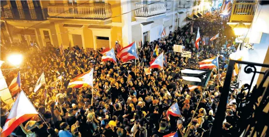  ?? REUTERS ?? Miles de boricuas se concentrar­on anoche en calles de San Juan para celebrar su caída.