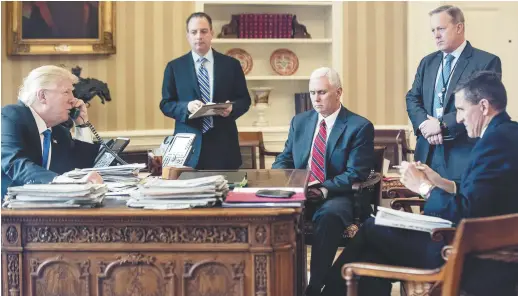 ??  ?? On peut apercevoir dans cette photo la garde rapprochée de Donald Trump, dont Michael Flynn (à l’extrême droite), lors d’une téléconfér­ence avec le président de la Russie, Vladimir Poutine. - Archives