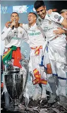  ??  ?? SORRIDENTE. Abraçado a Lucas Vázquez, Ronaldo cantou e mandou uma mensagem emocionada aos adeptos no Santiago Bernabéu, não deixando de mostrar sempre a boa disposição ao lado da equipa