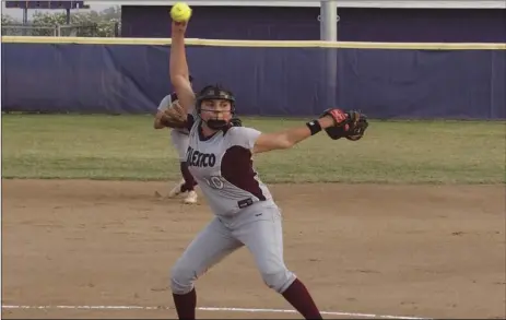  ?? KARINA LOPEZ PHOTO ?? Calexico High’s Lynette Niebla delivers a pitch against Southwest High in El Centro on Tuesday night.