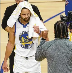  ?? JEFF CHIU/ASSOCIATED PRESS ?? Golden State guard Stephen Curry celebrates Friday night after the Warriors beat the Mavericks in Game 2. The Western Conference finals travel to Dallas for tonight’s Game 3, as the Mavs fight to stay in it.