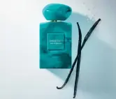  ??  ?? Il flacone, con tappo in resina modellato a mano, del nuovo Bleu turquoise, nuova fragranza di Armani della linea Privé Les Terres Précieuses