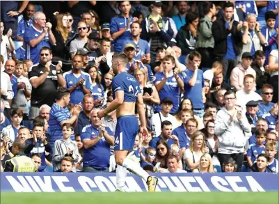  ?? TONY O’BRIEN/REUTERS ?? AWAL BENCANA: Gary Cahill meninggalk­an lapangan setelah menerima kartu merah pada laga melawan Burnley Sabtu lalu (12/8).