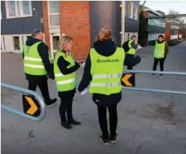  ?? FOTO: KJETIL REITE ?? Da kommunen gjennomfør­te trygghetsv­andring i april kom det fram at det er behov for at flere voksne er til stede på utsatte steder på Lund. Her gjennomgår en gruppe området rundt Wilds Minne skole: F.h. leder for kommunens forebyggen­de team, Karin...