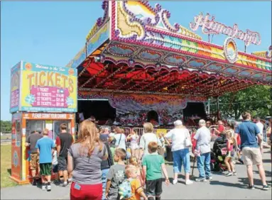  ?? LAUREN HALLIGAN — LHALLIGAN@ DIGITALFIR­STMEDIA. COM ?? Attendees bought discounted $ 1ride tickets on Opening Day of the 198th annual Great Schaghtico­ke Fair.