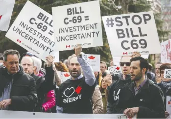  ?? JEFF MCINTOSH / THE CANADIAN PRESS FILES ?? Pro-pipeline supporters rally outside a public hearing of the Senate Committee on Energy, the Environmen­t and Natural Resources concerning Bill C-69 in Calgary in April.