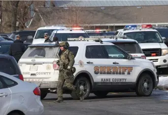  ?? ANTONIO PEREZCHICA­GO TRIBUNE ?? ON THE MOVE: Police officers respond to the scene of a deadly shooting Aurora, Ill., Friday. Below, first responders and emergency vehicles are gathered near the shooting scene.