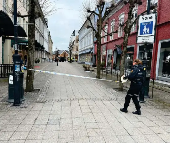  ?? FOTO: ØYSTEIN BJERKESTRA­ND ?? APOTEKET-DRAPET: Tirsdag 2. april sperret politiet av deler av sentrum i Arendal med sperrebånd.