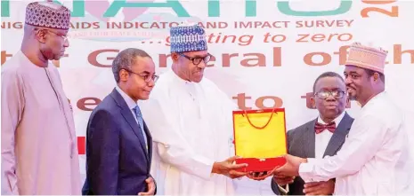  ??  ?? From left: Secretary to the Government of the Federation; Mr. Boss Mustapha; Director- General NACA, Dr. Sani Aliyu; President Muhammadu Buhari; Minister of Health, Prof. Isaac Adewole; and award recipient, Dr. Muktar Mohammed, during the Nigeria AIDS Indicator and Impact Survey (NAIIS) data result announceme­nt by Mr. President at the Presidenti­al Villa in Abuja yesterday