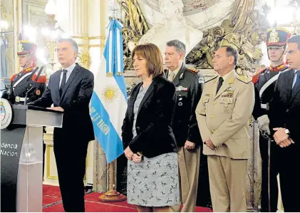  ?? PRESIDENCI­A ?? En campaña. Macri ayer, junto a Bullrich en un acto por los caídos de las fuerzas de seguridad.