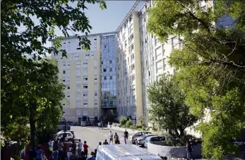  ?? (Photo PQR/La Provence) ?? L’incendie s’est déclaré à l’aube dans la tour A (l’aile de droite de ce bâtiment constitué de trois blocs) de la cité HLM « Les Flamants ».