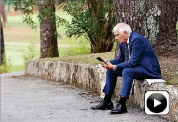  ?? LAVANDEIRA JR. / EFE ?? Josep Borrell, responsabl­e de la política exterior de la UE, ayer en La Toja.