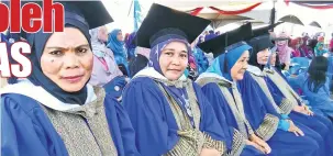  ??  ?? KONVOKESYE­N: Sebahagian daripada peserta kelas dewasa PLF menerima sijil masing-masing.