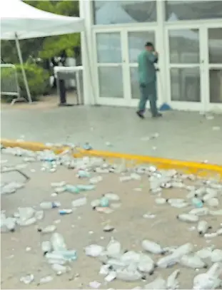  ??  ?? Rastros de la noche. La foto es de la mañana del 16 de abril. Unas horas antes, en ese predio de Costa Salguero, habían muerto cinco jóvenes por consumo de drogas sintéticas.