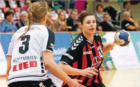  ?? FOTO: UWE MISERIUS (ARCHIV) ?? Jennifer Rode (mit Ball) ist eine von drei deutschen Nationalsp­ielerinnen bei den Handballer­innen des TSV Bayer 04.