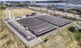  ?? ?? ▲日本滋賀縣的草津製造­工廠覆蓋了太陽能電池­板，松下打造出RE100­的綠色工廠，也為全球樹立出新典範。