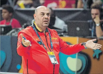  ?? FOTO: EFE ?? Lucas Mondelo pide explicacio­nes a los árbitros durante el partido. Los árbitros señalaron 25 faltas a España y 15 a Australia