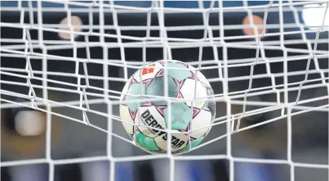  ?? FOTO: FRISO GENTSCH/DPA ?? Ohmenheim will in der B-Liga den Ball im Netz unterbring­en