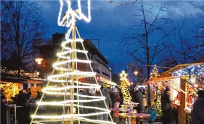  ?? Fotos: oH/Siglinde Hillebrand ?? Zahlreiche Fieranten und Aussteller präsentier­en und verkaufen ihre Waren an ihren Ständen beim siebten „Advent am Fuggerplat­z“. Dazu gibt´s ein buntes Musikprogr­amm für Jung und Alt.