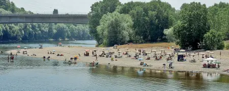  ??  ?? Ombrelloni Il Lido di Pavia. Nel 2009 sono stati investiti 3 milioni per attrezzare la spiaggia (Milani)
